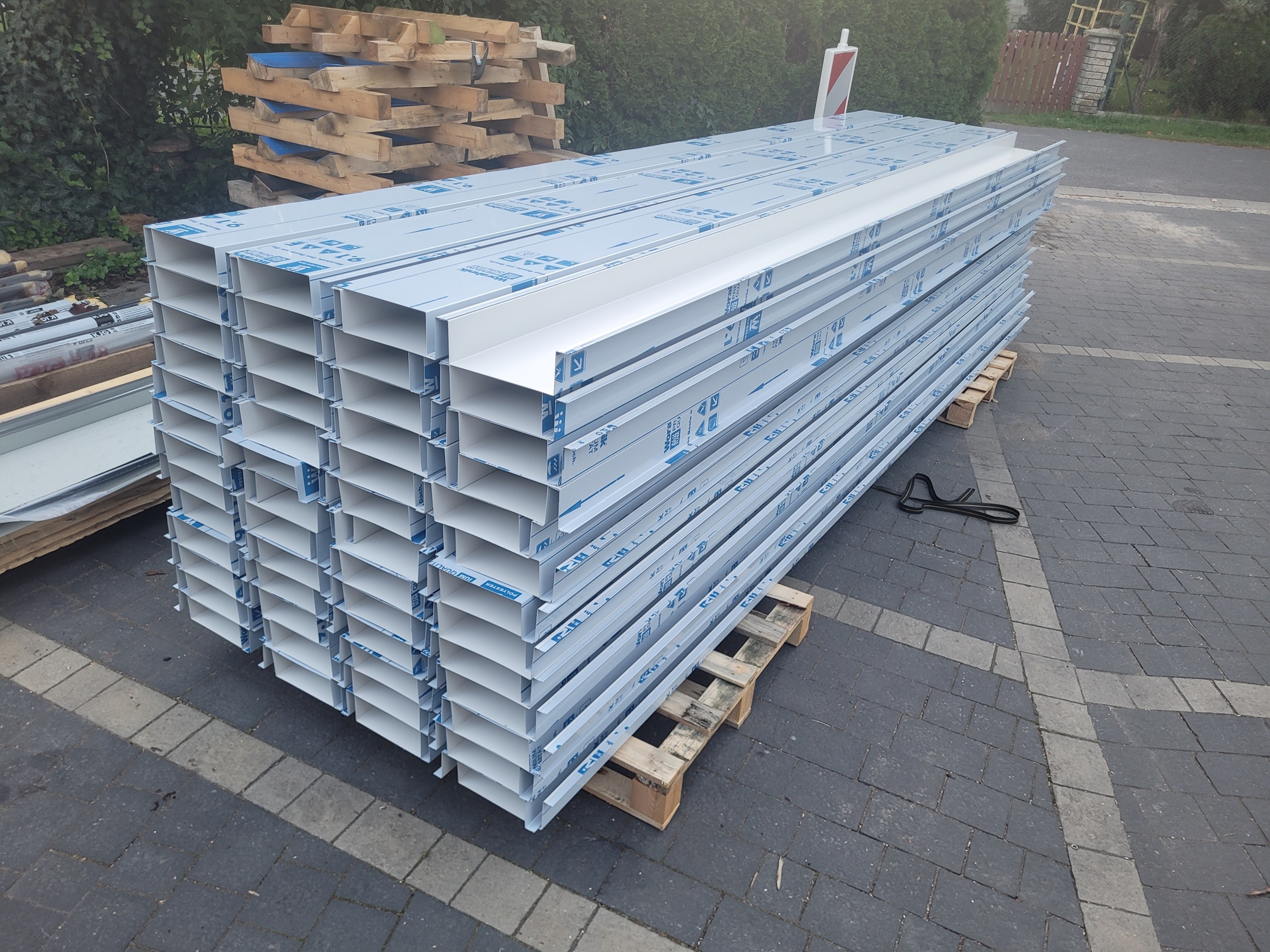 Obróbki blacharskie do płyty warstwowej – detal